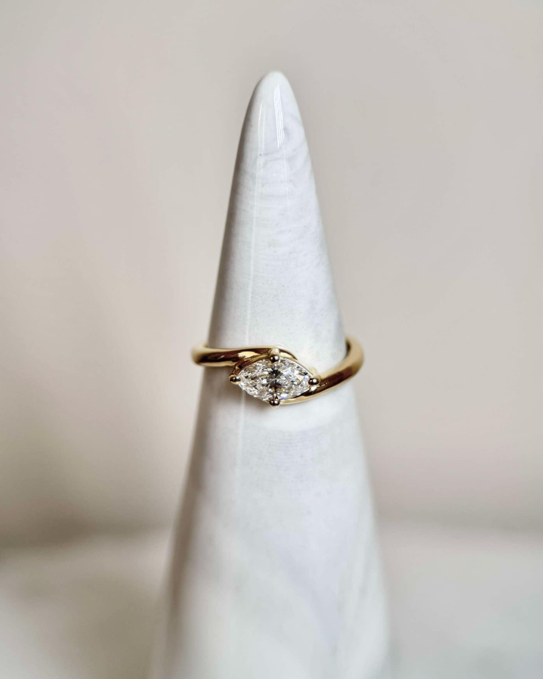 Sara マーキスカットリング | ラボグロウンダイヤモンド/ダイヤモンド 婚約指輪 イエローゴールド 正面からの画像