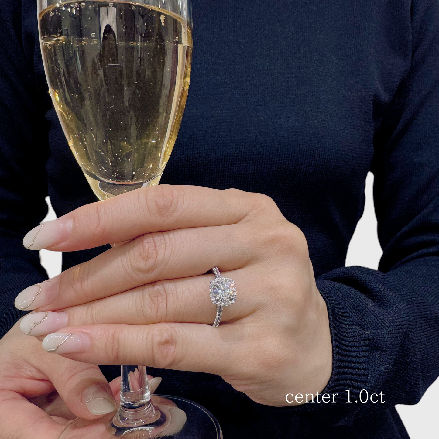 Amelia クッションヘイローリング ダイヤモンド/ラボグロウンダイヤモンド 1.0ct 着画