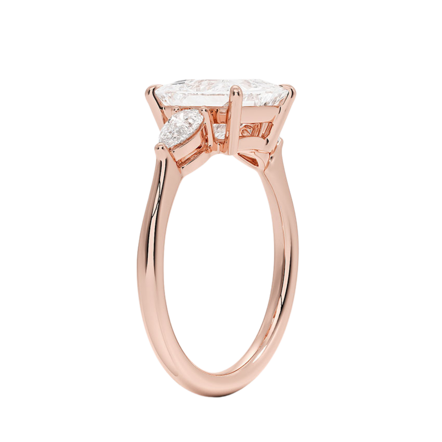 Isabella プリンセスカットサイドストーンリング | ラボグロウンダイヤモンド/ダイヤモンド 婚約指輪 ピンクゴールド 縦斜めからの画像