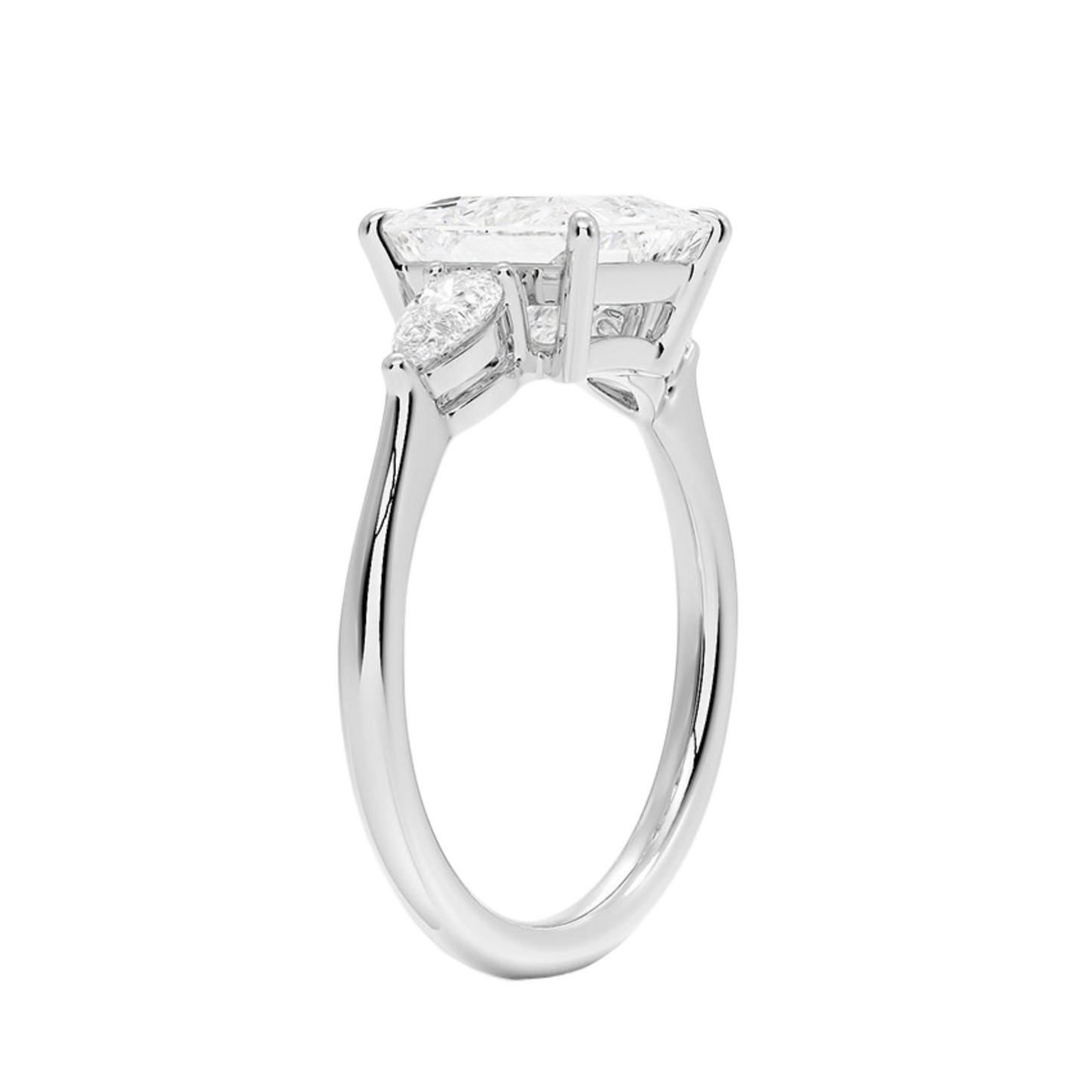 Isabella プリンセスカットサイドストーンリング | ラボグロウンダイヤモンド/ダイヤモンド 婚約指輪 縦斜めからの画像