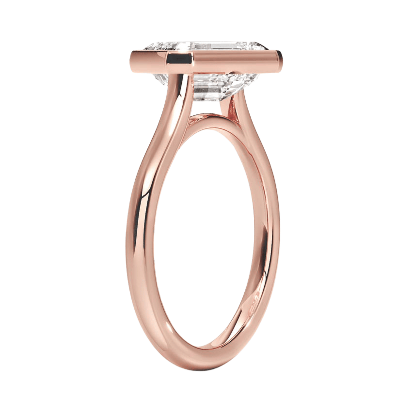 Carrie クッションカットEASTWESTセッティングベゼルリング | ラボグロウンダイヤモンド/ダイヤモンド 婚約指輪 ピンクゴールド 縦斜めからの画像