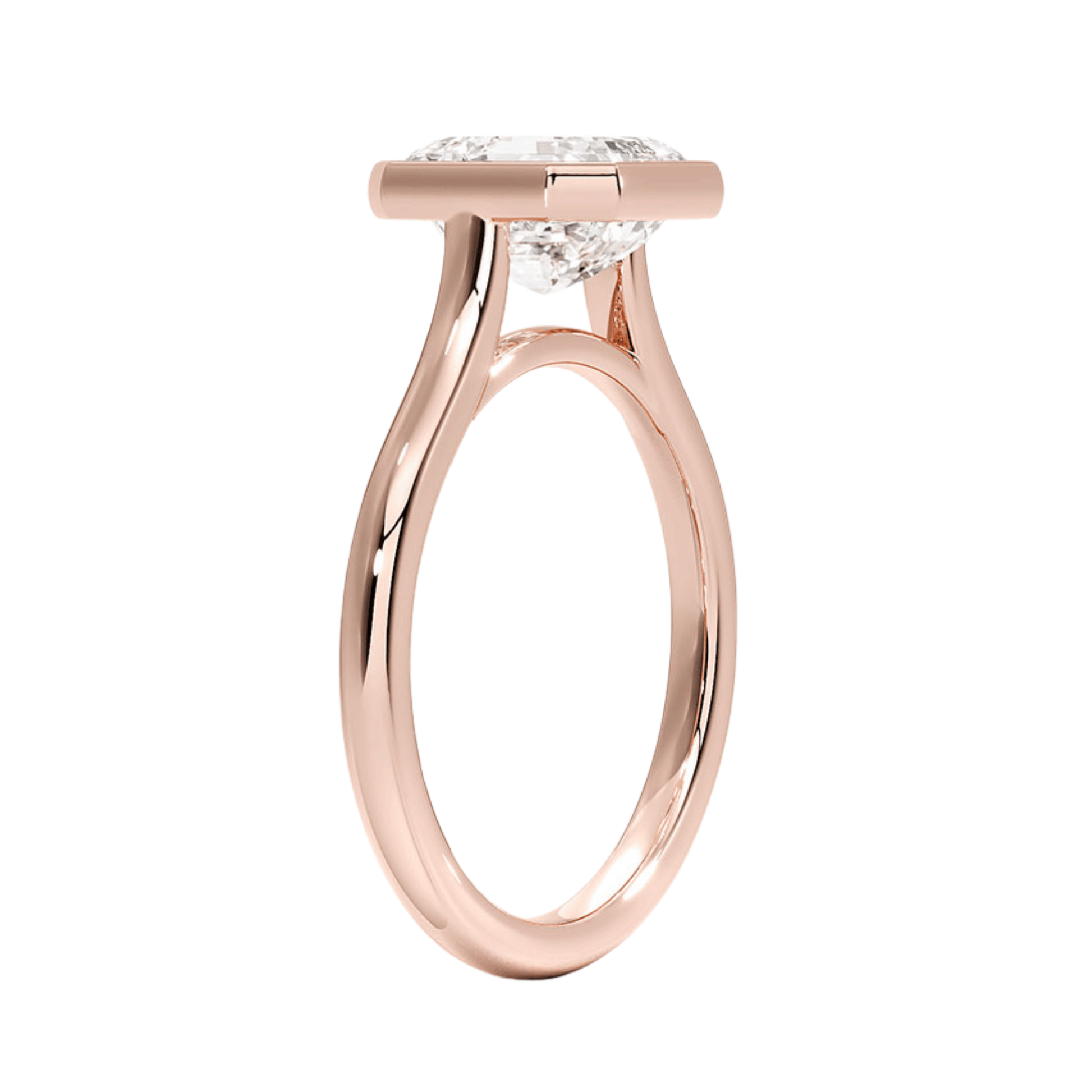 Mira アッシャーカット ベゼルリング | ラボグロウンダイヤモンド/ダイヤモンド 婚約指輪 ピンクゴールド 縦斜めからの画像