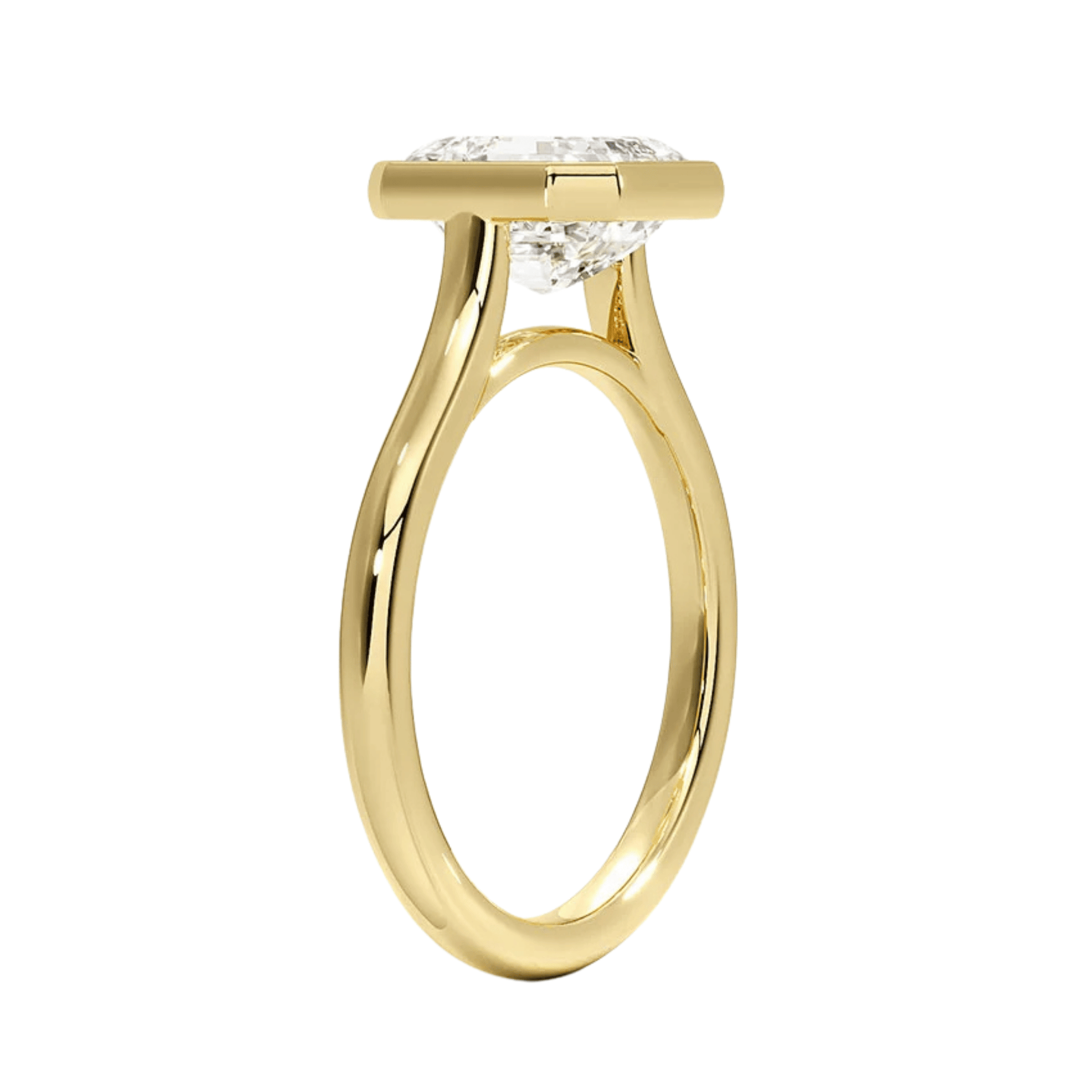 Mira アッシャーカット ベゼルリング | ラボグロウンダイヤモンド/ダイヤモンド 婚約指輪 イエローゴールド 縦斜めからの画像