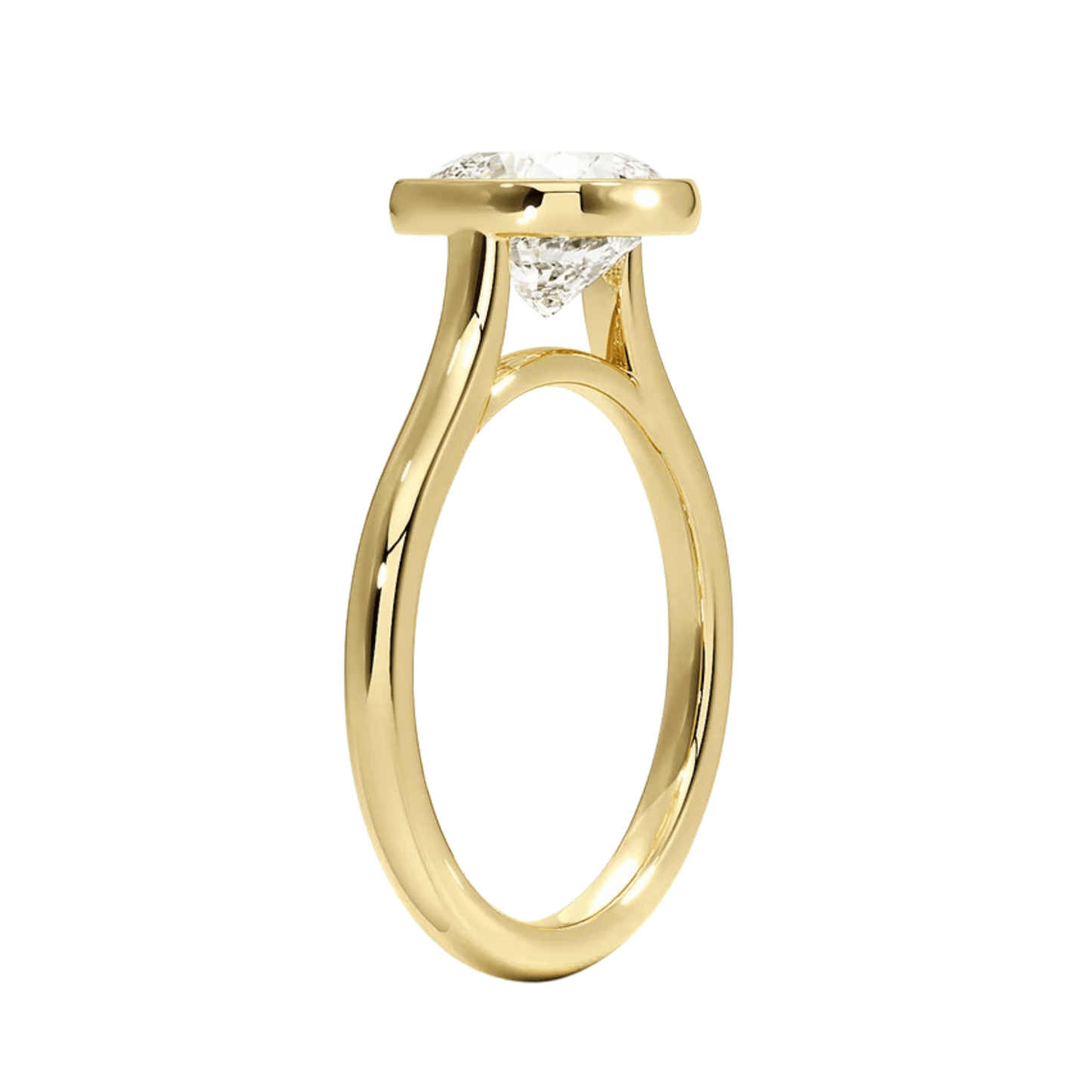 Mira クッションカット ベゼルリング | ラボグロウンダイヤモンド/ダイヤモンド 婚約指輪 イエローゴールド 縦斜めからの画像