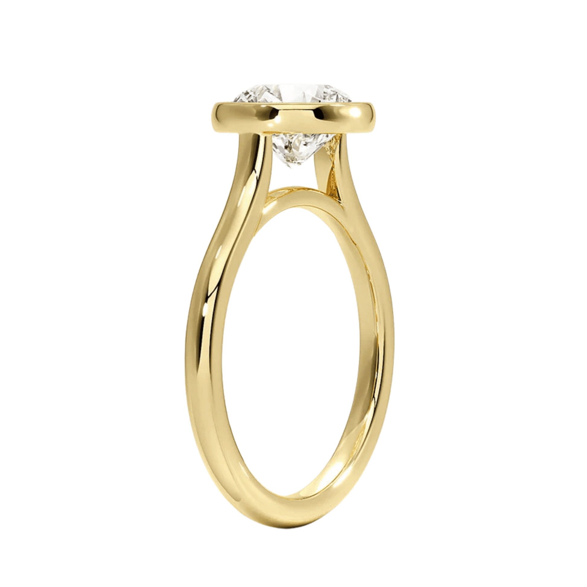 Miraラウンドカット ベゼルリング | ラボグロウンダイヤモンド/ダイヤモンド 婚約指輪 イエローゴールド 縦斜めからの画像