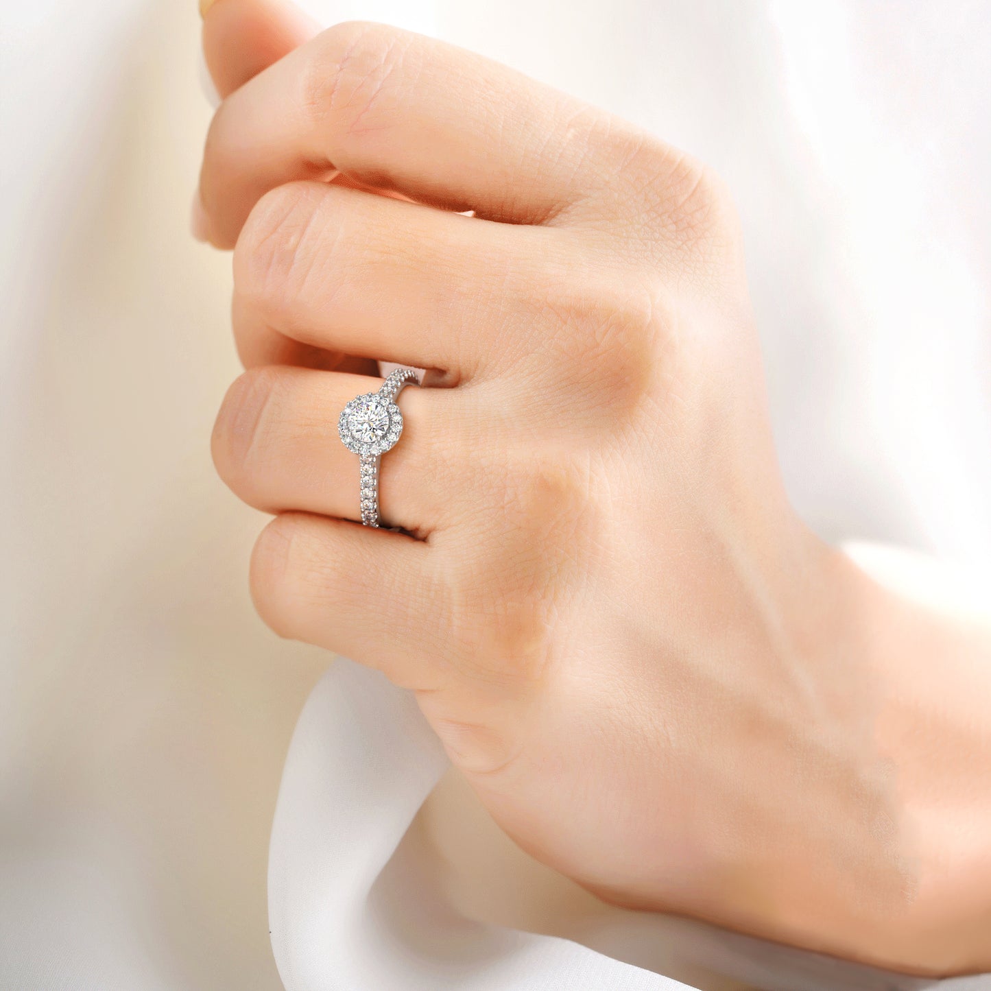 玛丽秘密石光环戒指圆形明亮式切割钻石